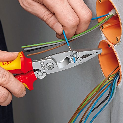 El electricista debe pelar las conexiones de los cables con un