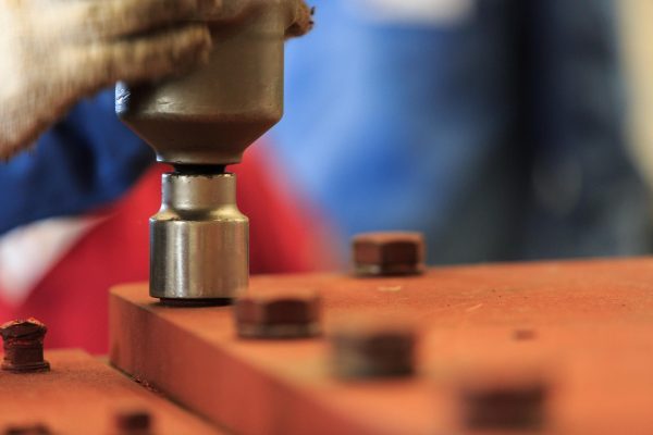 Technician use pneumatic torque wrench for tighten bolt